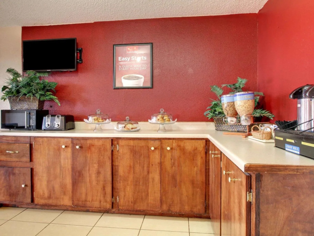 Econo Lodge North