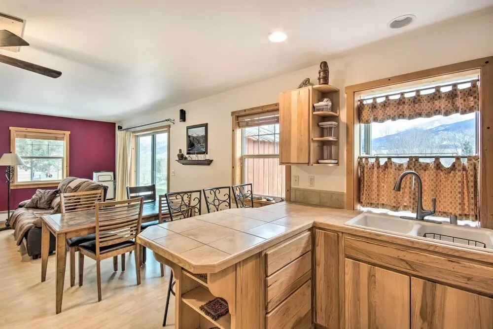 Inviting Townhome 30 Mi to Yellowstone NP!