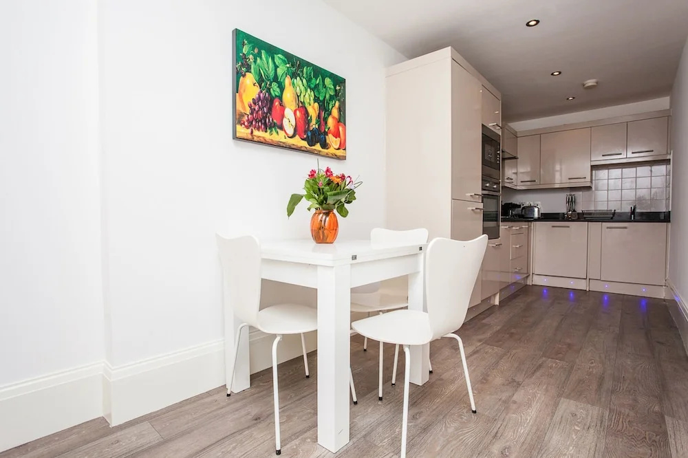 Beautiful 4 Bedroom House in South Kensington