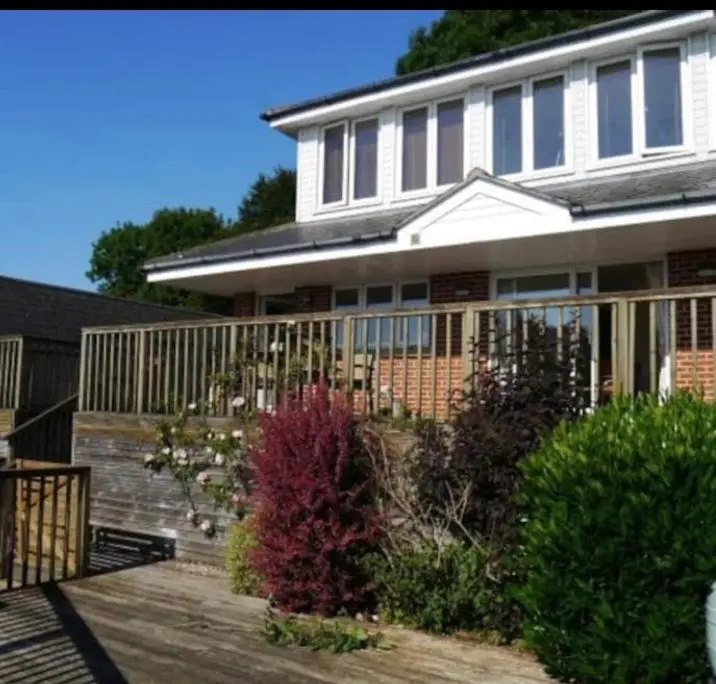 Fantastic spacious house with beautiful panoramic views of the bay Only a few minutes walk from beach harbour and restaurants This house has 3 bedrooms 3 bathrooms and 2 lovely sitting rooms