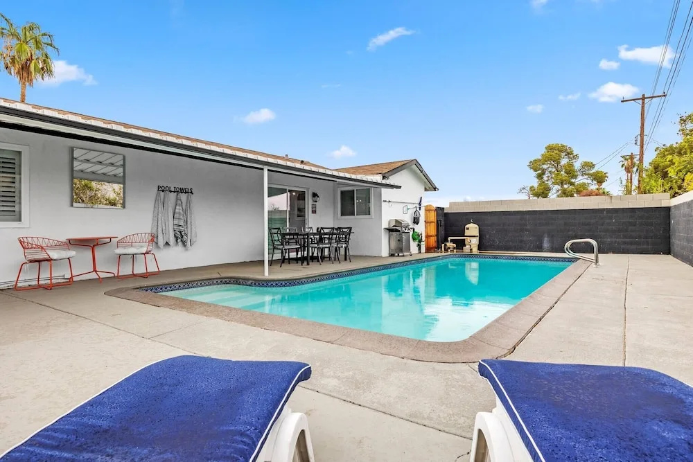 4bdrm 2 Bath Pool Close To Strip & Conventions
