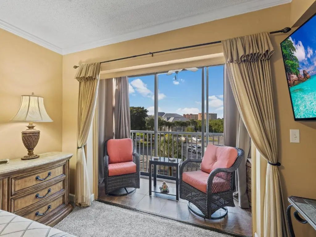 Windward Point 212, 2 Bedroom, Heated Pool Access, Bay View, WiFi, Sleeps 4