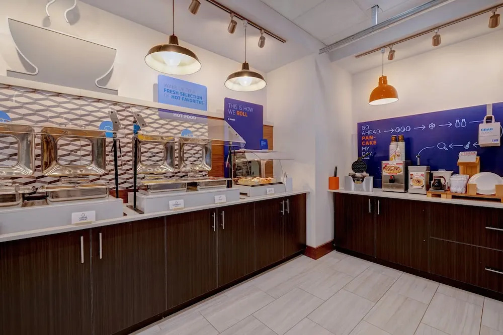 Holiday Inn Express & Suites - Detroit - Dearborn by IHG