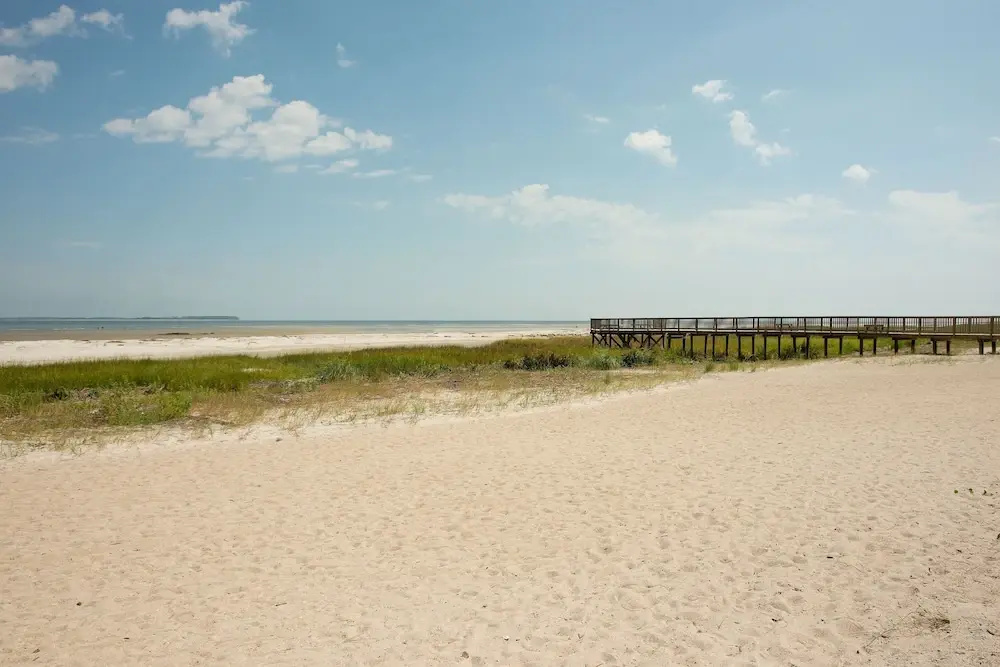 Poolside , Steps From The Beach! 1 Bedroom Condo