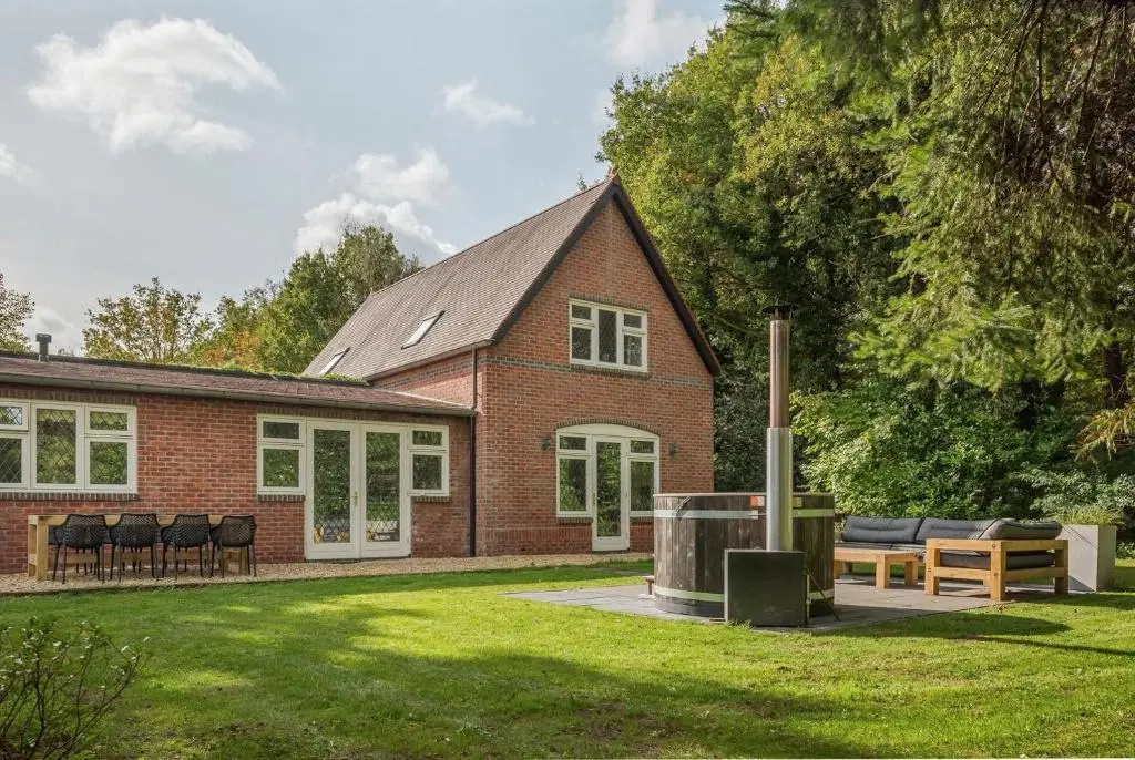 14P 5B Beautiful English Villa with jacuzzi