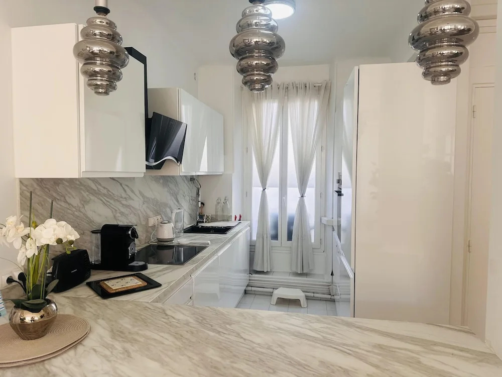 One Bedroom Apartment in Cannes Center a few Steps From the Croisette and the Martinez Hotel - 2032