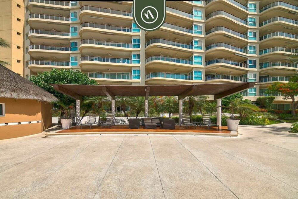 Oceanfront 2 BR Condo - Beach - Restaurant - Gym