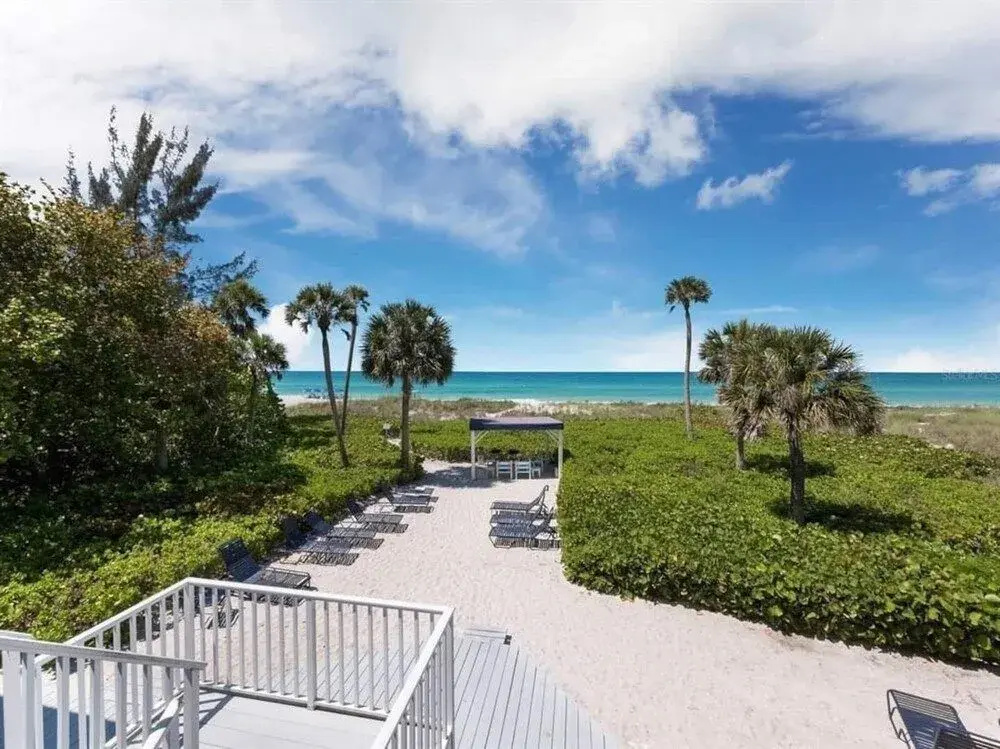 7th Heaven 1 Bedroom Condo by RedAwning