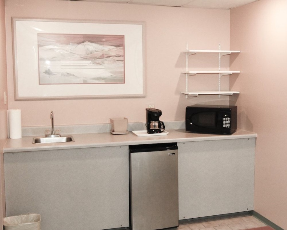 America's Airport Inn & Suites