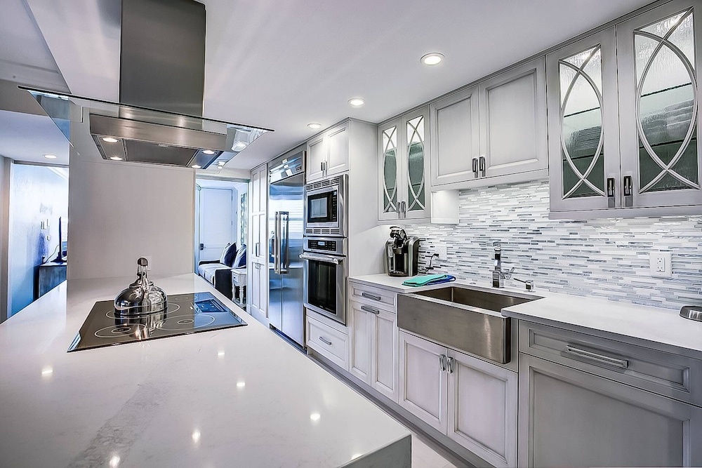 Harbor Towers 4th Fl Modern 3BR With Den