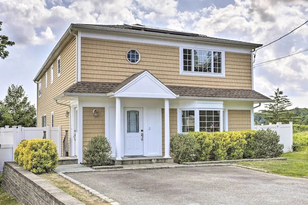 Ideally Located Glen Cove Apartment!
