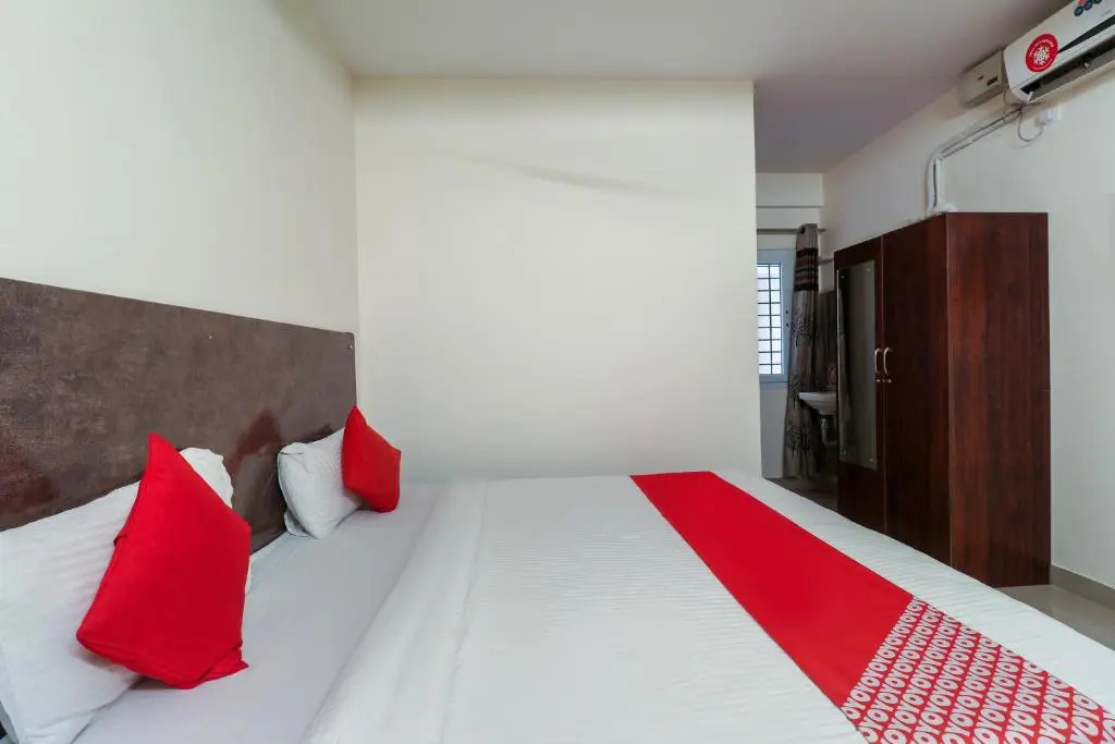 OYO 65927 Balaji Grand Inn
