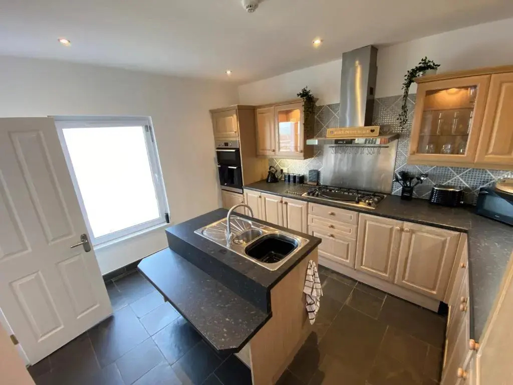 Eastcliffe Penthouse, 2 beds & bathrooms with parking