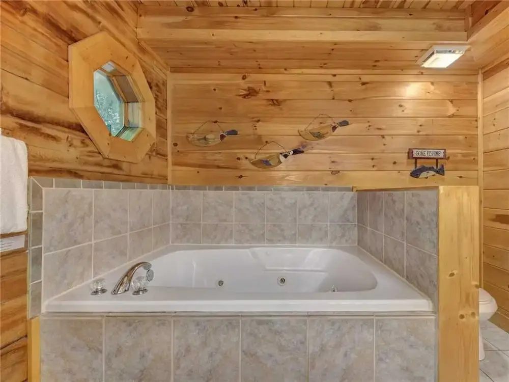 Mountain Haven 3 Bedroom Home with Hot Tub
