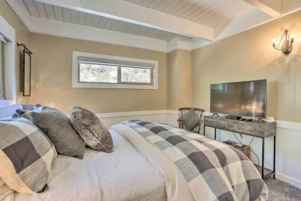 Arrowhead Retreat w/ Luxe Furnishings & Lake Views