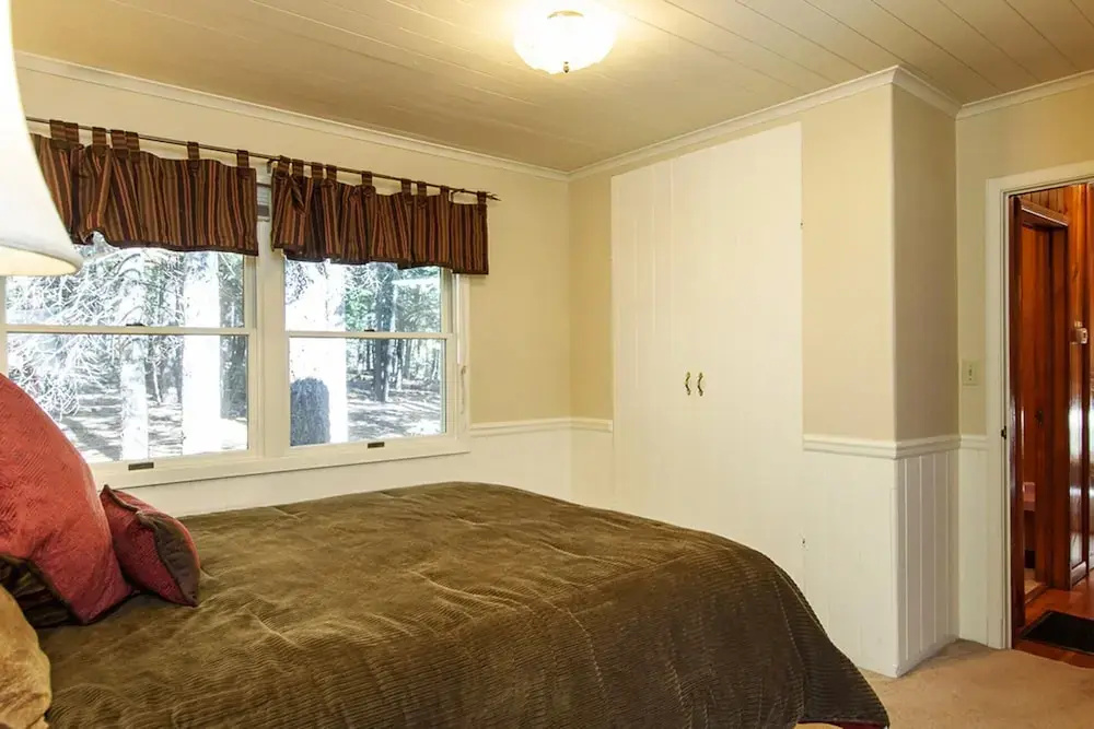 1545 West Lake Getaway - HOT Tub, Walk to Lake & Sunnyside
