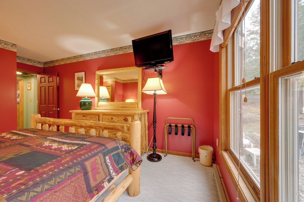 Riverfront Retreat w/ Deck: 1 Mi to Loon Mtn!