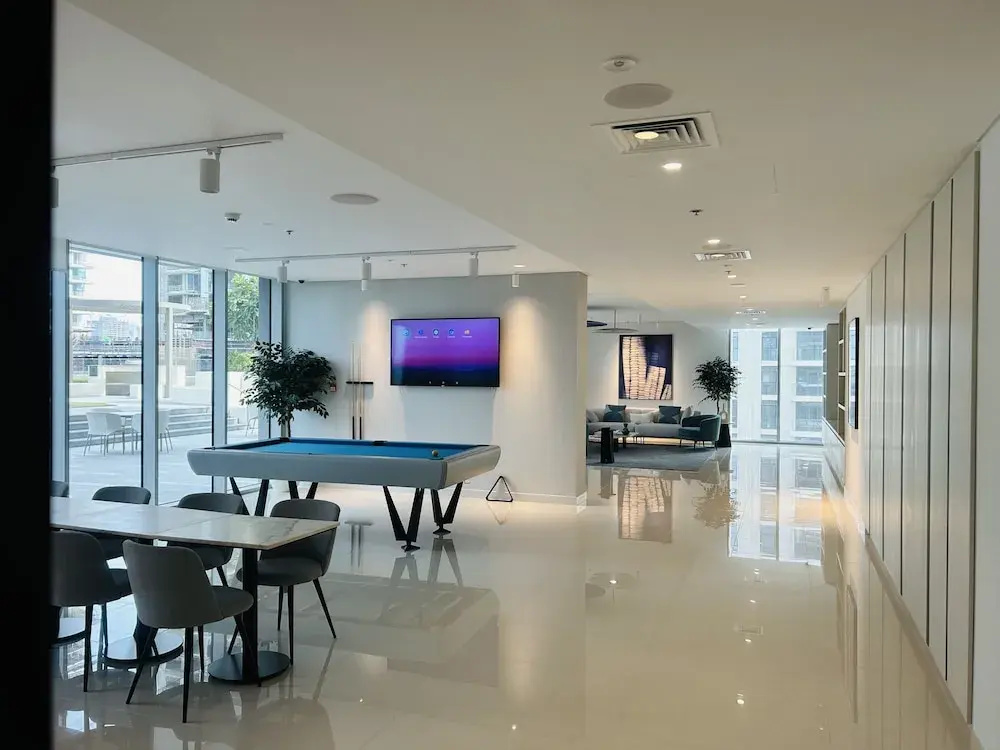 StoneTree - Luxurious 1 BR with Private Beach Access