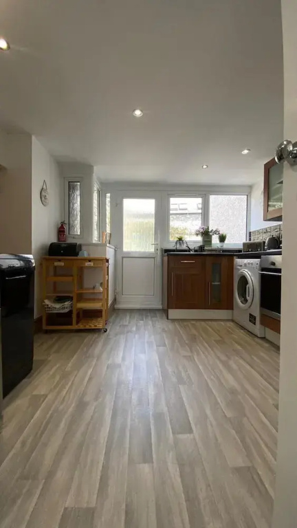 Lovely 3-bed House in Bridgend 7min From Porthcawl