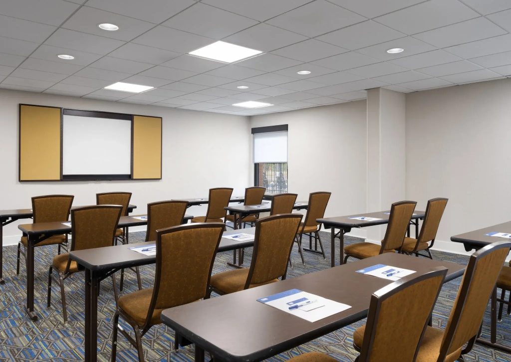 Holiday Inn Express Indianapolis Airport by IHG