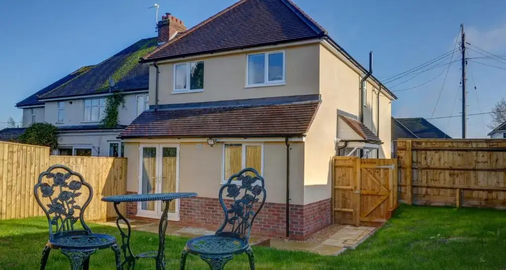 Low Cost, 4 Bed with Parking & Large Garden 03