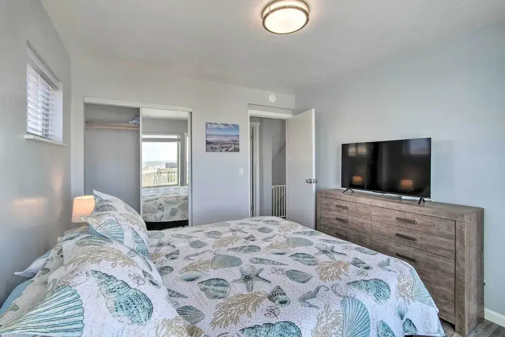 Gold Beach Home with Hot Tub, quarter Mi to Beach!