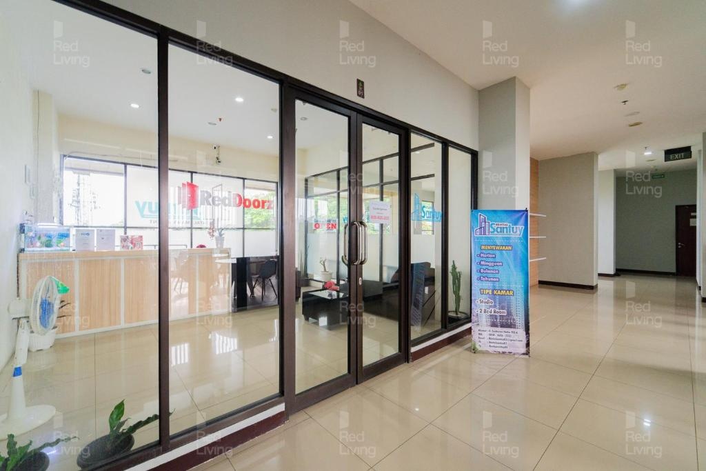 RedLiving Apartemen Tamansari Panoramic - Santuy Agency Lobby P1 9