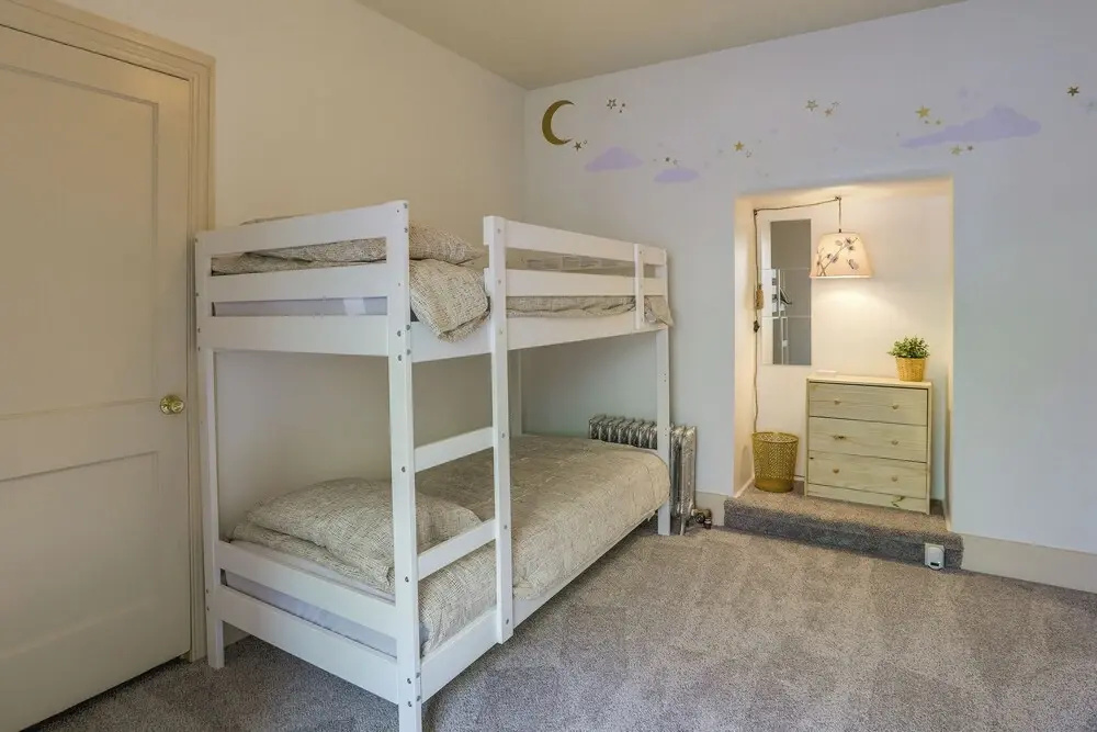 Walk to Restaurants & Shops: Apt in Pennsylvania!