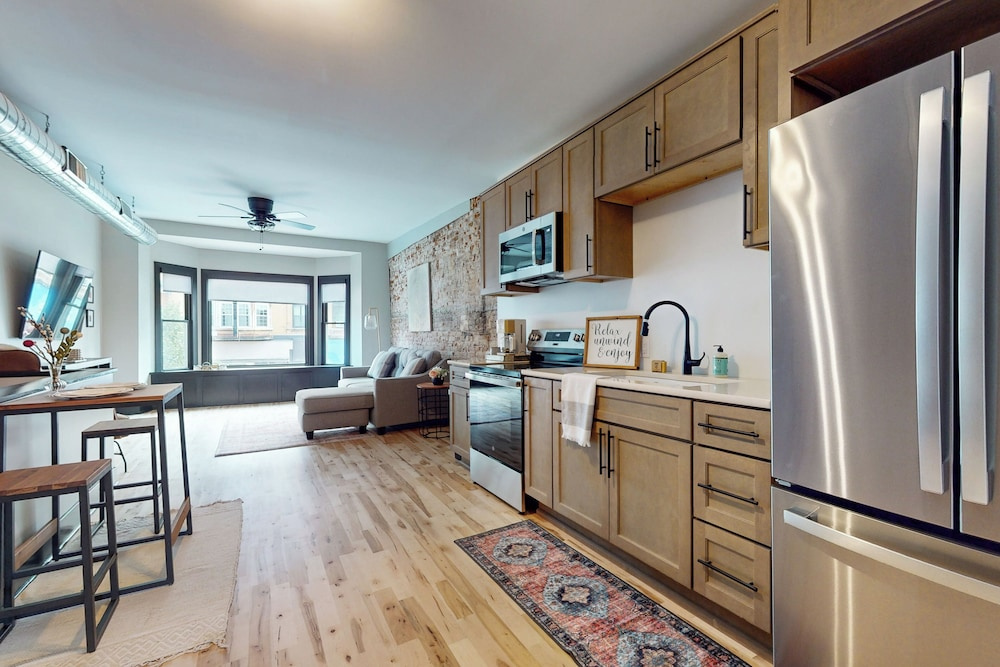 1 BR Apartment w/ Full Kitchen & Great Location