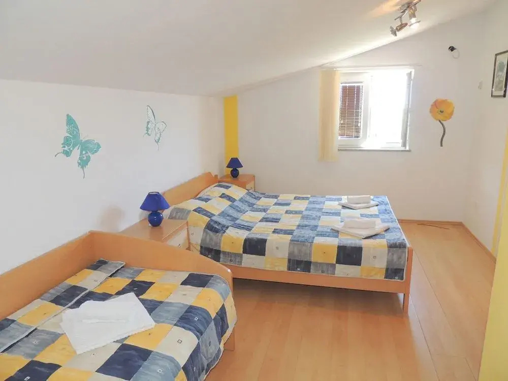 Apartment and rooms Brzac