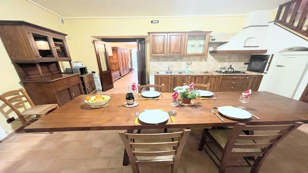 Traditional Town House Central Spoleto - car is Unnecessary - Wifi - Sleeps 10