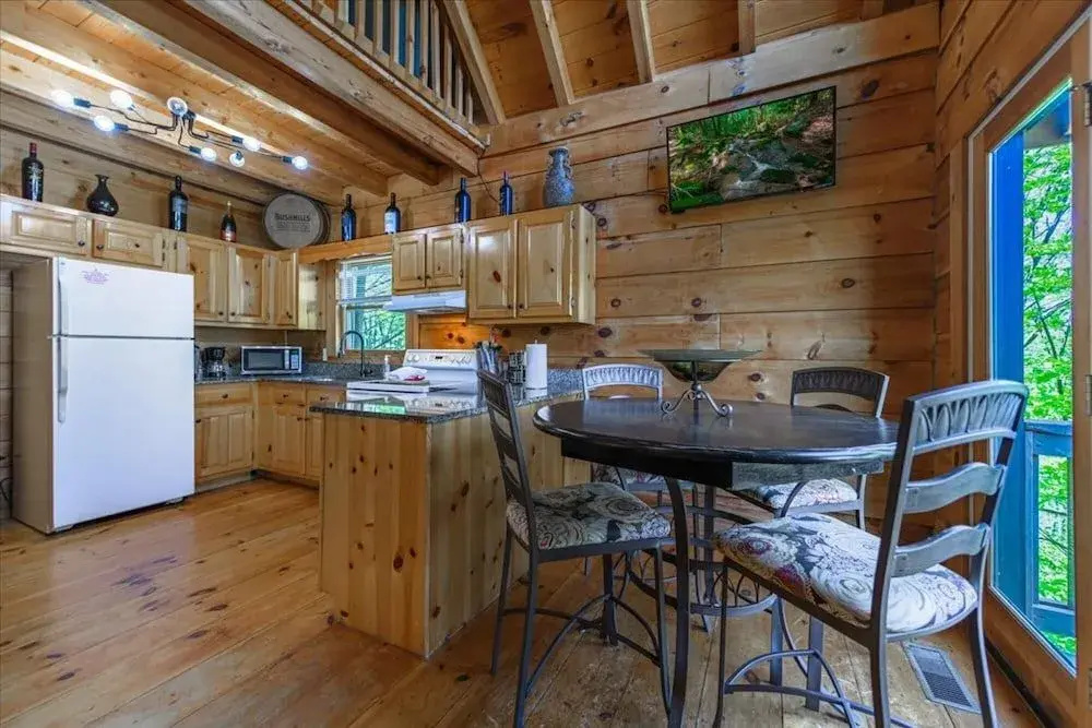 Alessandras - Beautiful Rustic-chic Riverfront Cabin Fireplace pet Friendly