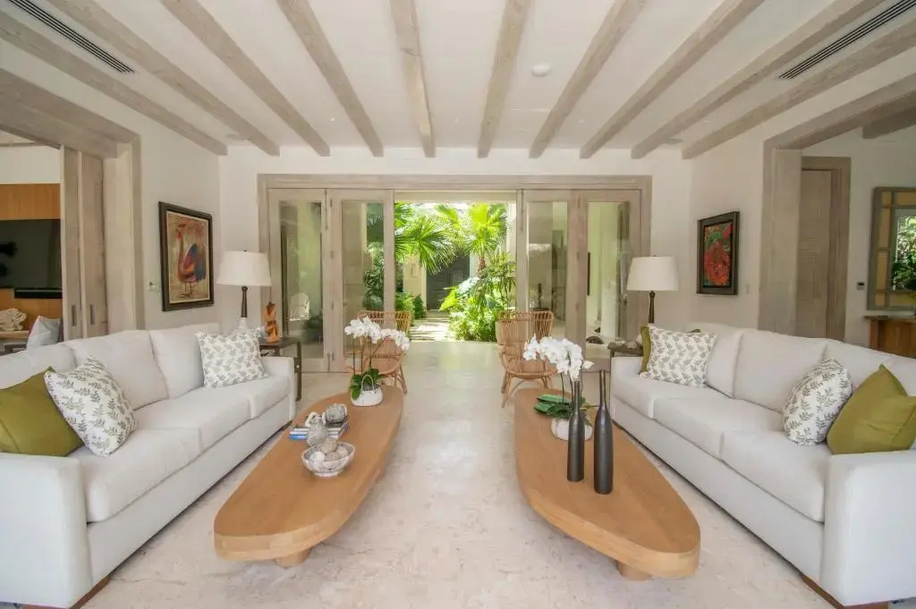 Stylish Fully-staffed Villa Near Beach and Lagoons in Exclusive Golf Resort