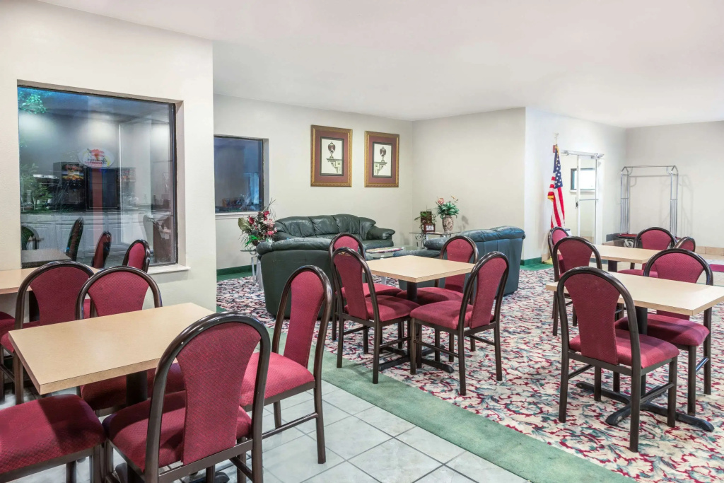 Super 8 by Wyndham Pevely