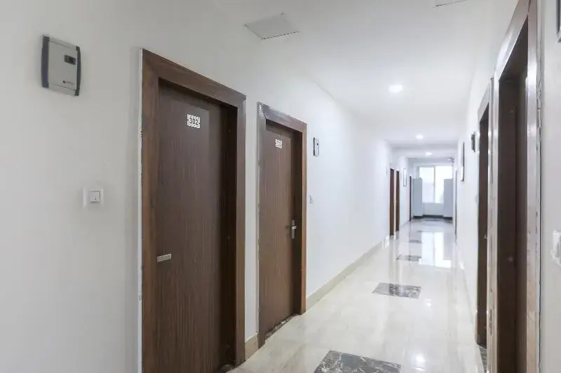 Capital O 64120 Hotel Noida Suites