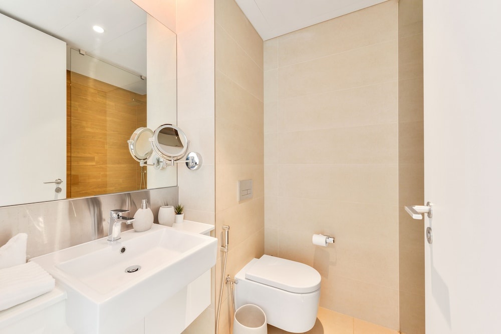 Posh Oceanfront 2BR in Bluewaters Island