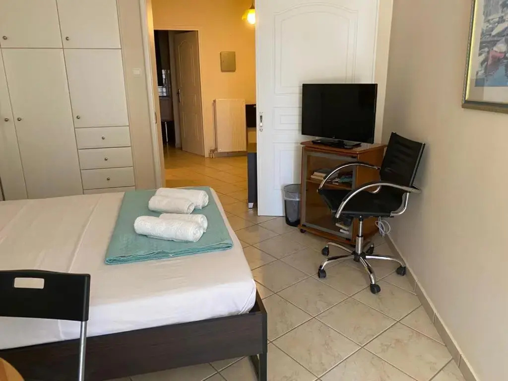 Seaview 2nd flr. apt. next to the beach, wifi,a/c,p/c media.