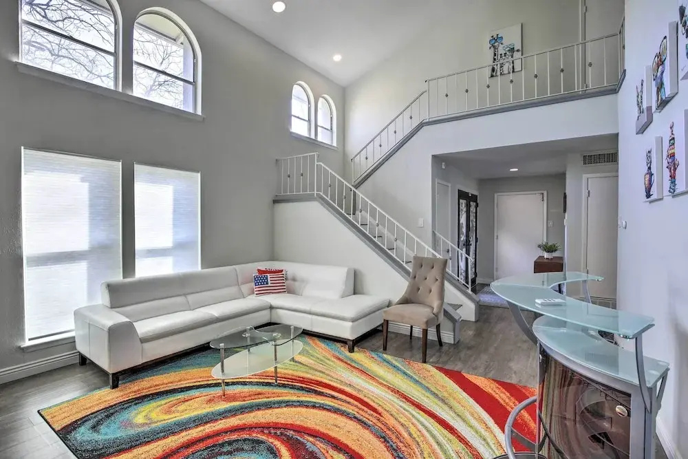 Movie Room & Private Pool: Richardson Retreat