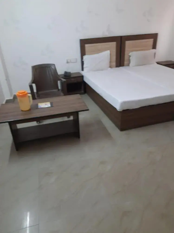 Goroomgo Ambikalia Palace Agra