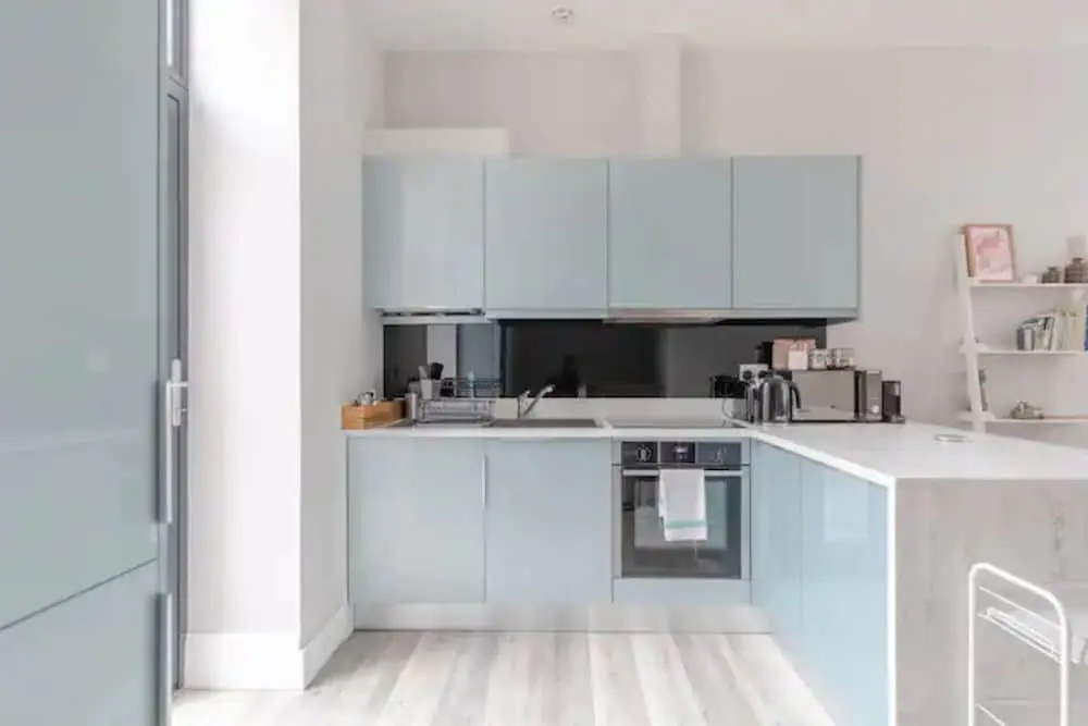 Chic 1BD Flat W/patio - 2 Mins From Baron's Court!