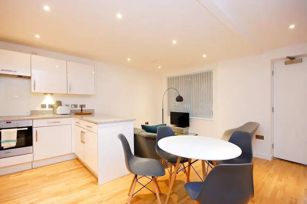Bright Godfrey Place Nest - HEN21