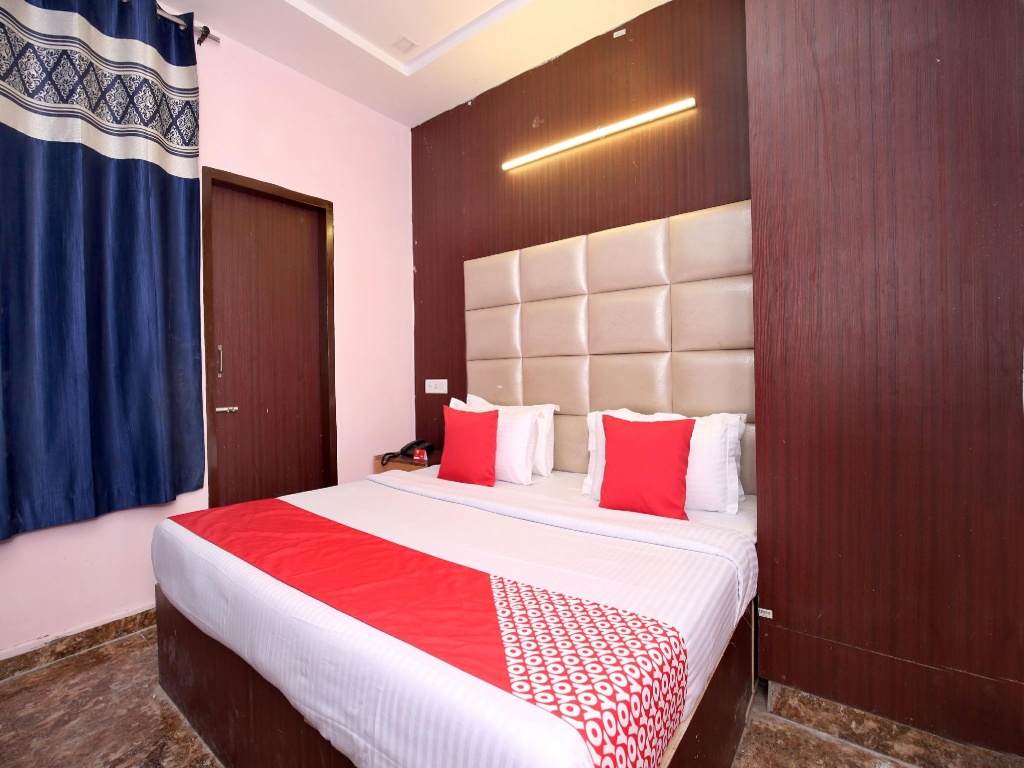 OYO 13119 Hotel Skydeep