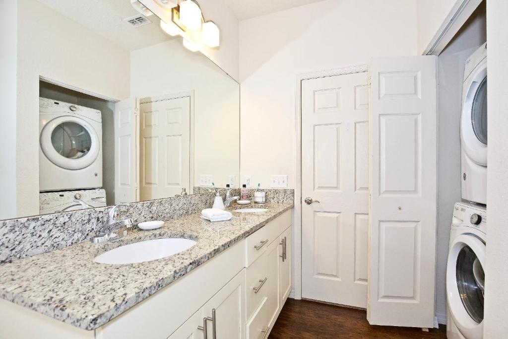 New listing townhouse in gated community sleeps 6 10 min to Disney