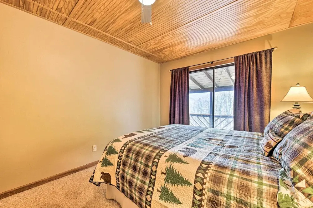 Best Location - Maggie Valley Cabin w/ Hot Tub!
