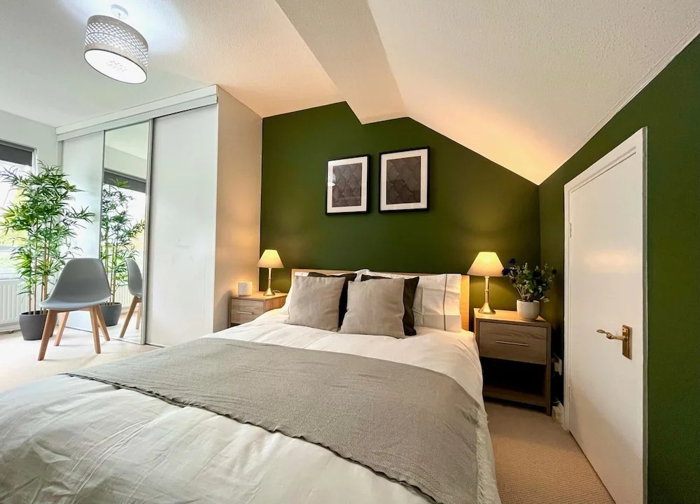 Charming Home Near Gatwick Airport