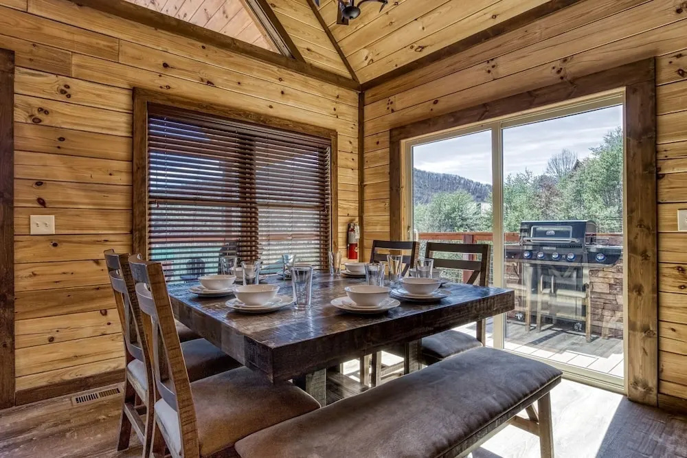 Ern866 - Ole Smoky 3 Bedroom Cabin by RedAwning