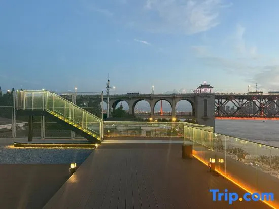 Guanlan Artistic Scenic Hotel (Yellow Crane Tower Wuhan Yangtze River Bridge)