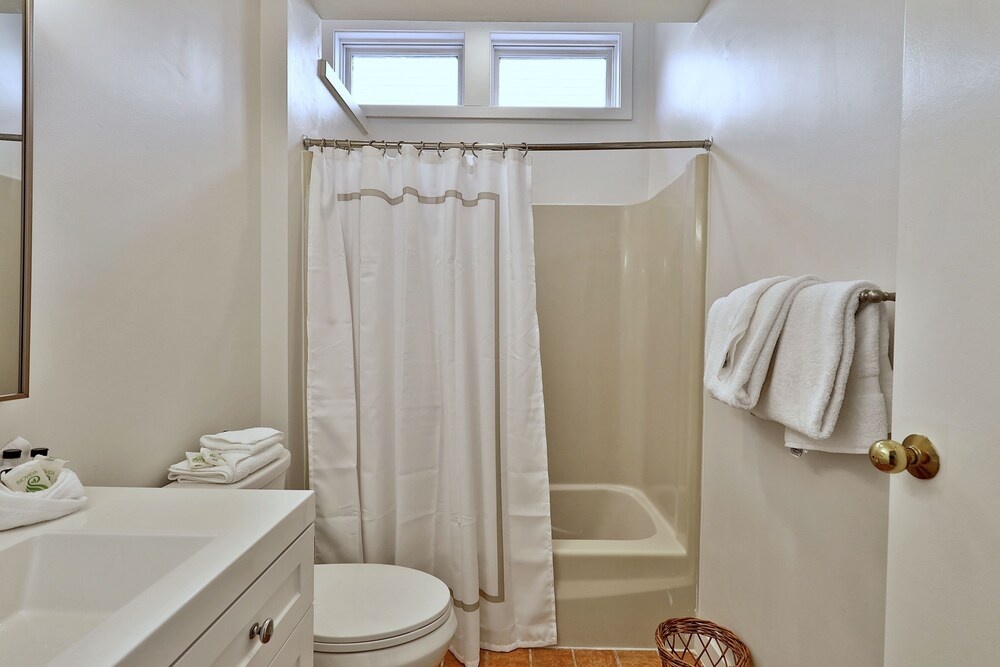 Skiers! Fox Hollow 2br/2ba Condo. Across From Pico, Minutes To Killington 2 Bedroom Condo