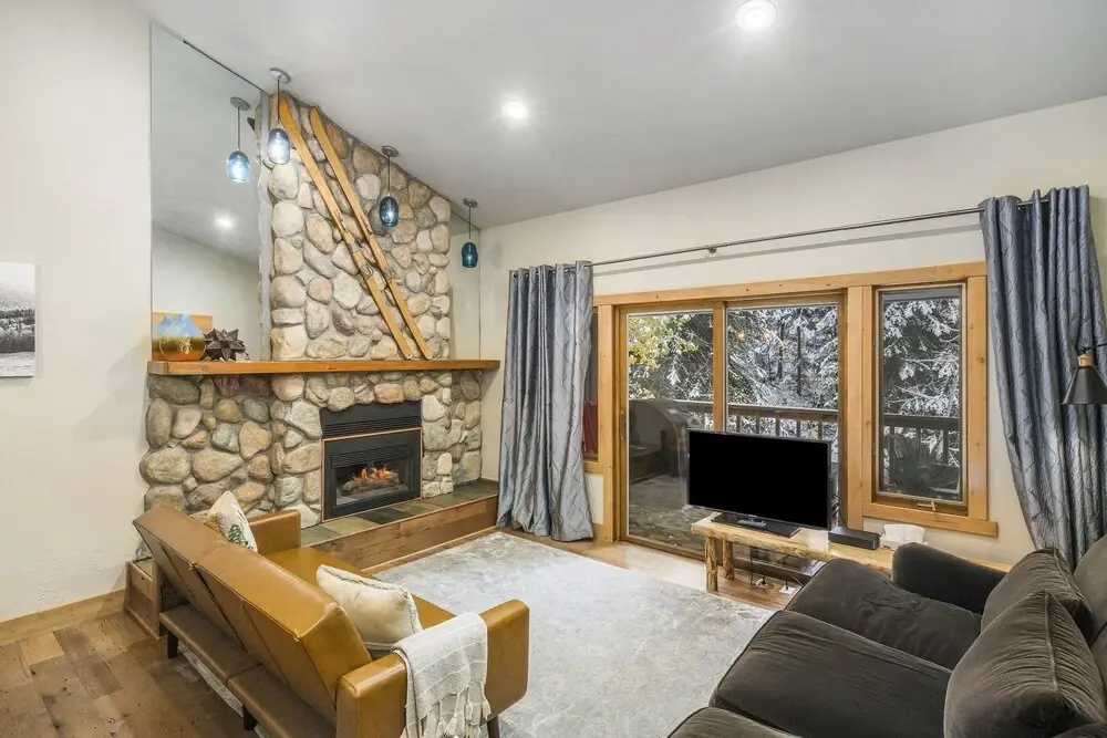 Winterwood 10 2 Bedroom Condo by Redawning