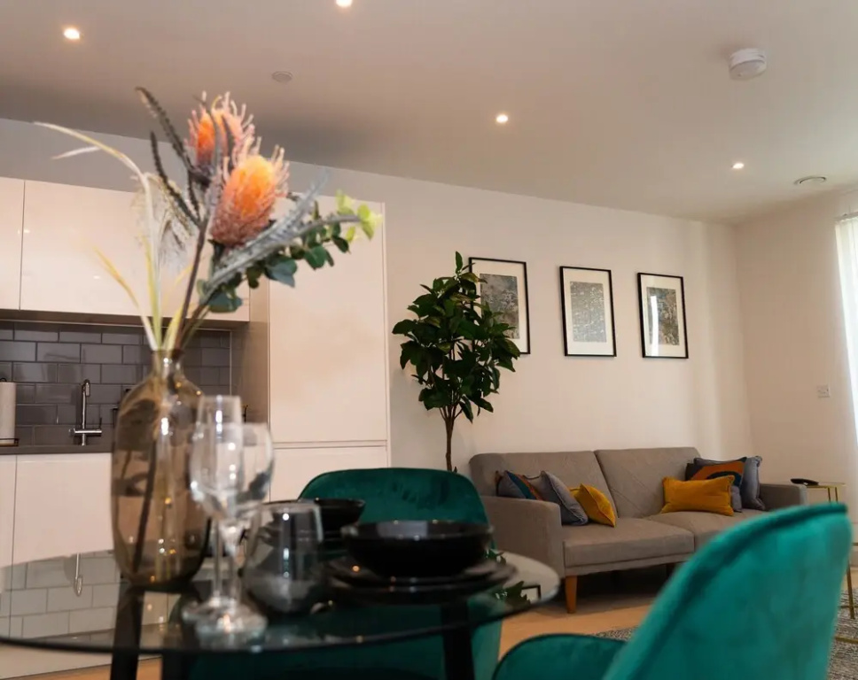 Royal Wharf - 1 Bed - Balcony - River & City View